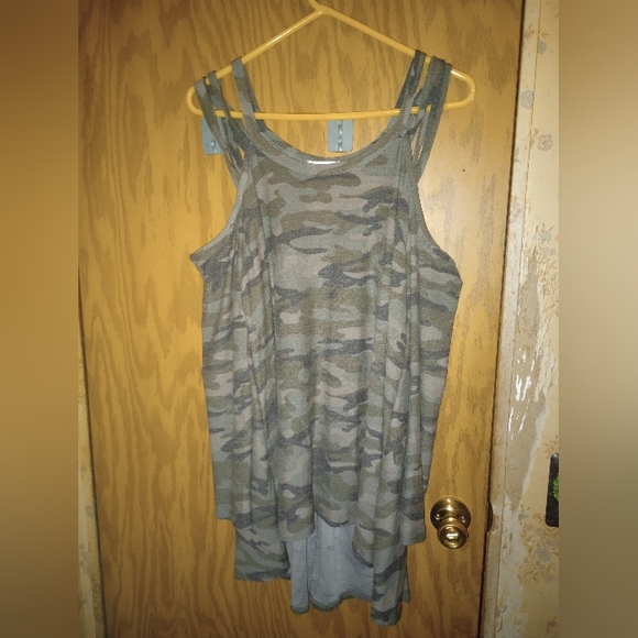 Rae Mode Cold Shoulder Oversized Shirt Dark Green Camouflage Sz 1XL Made In USA - Picture 1 of 10